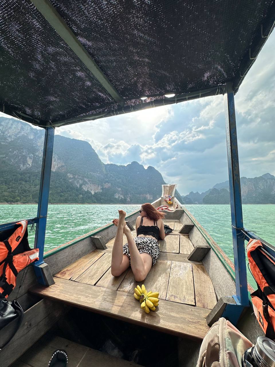 Юля на лодке в тропиках